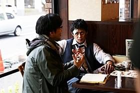 現場で小栗旬と話しこむ大友啓史監督「るろうに剣心」