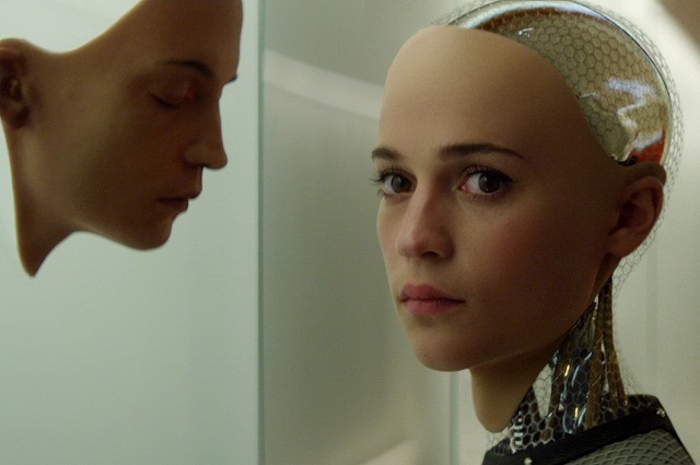 オスカー女優アリシア・ビカンダーが人工知能ロボットに