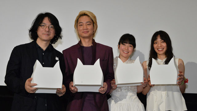 舞台挨拶を和ませた（左から） 岩井俊二監督、綾野剛、黒木華、Cocco