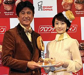 波瑠(右)を赤面させた草刈正雄