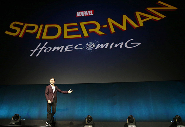 新「スパイダーマン」のタイトルとロゴを発表するトム・ホランド