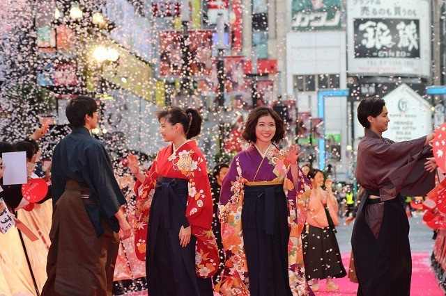 「ちはやふる」広瀬すずらが、歌舞伎町をジャック！ファン2500人が歓喜 - 画像1