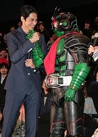 国民的ヒーローと握手を交わした東出昌大「仮面ライダー1号」