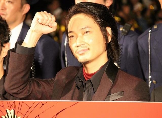 綾野剛、観客の写真撮影を快諾 被災地・九州に思い込め「我々の姿届けられたら」