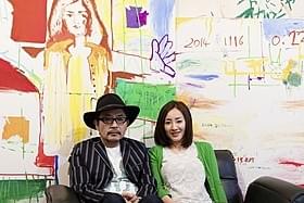 背景は愛妻をモデルに描いた園監督の絵画「ひそひそ星」