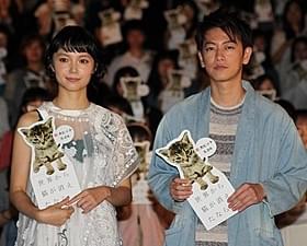 佐藤健(右)と宮崎あおい「世界から猫が消えたなら」