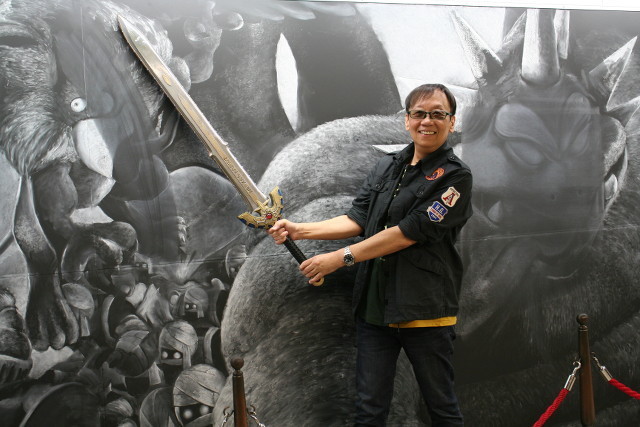 「ドラクエ」生みの親・堀井雄二、巨大黒板アートのバルザックに”かいしんの一撃”！