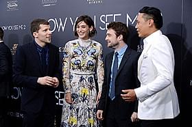 談笑するアイゼンバーグ、キャプラン、ラドクリフ、チュウ監督「グランド・イリュージョン 見破られたトリック」