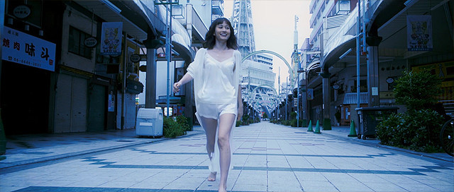 前田敦子が大胆な姿を次々と見せるミュージックビデオ