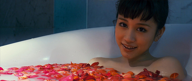 前田敦子、新曲MVでランジェリー姿や入浴シーン 「本能のまま生きる女性」を奔放に - 画像3