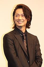 舞台挨拶に立った綾野剛「日本で一番悪い奴ら」