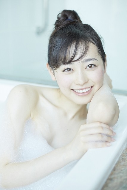 “まいんちゃん”福原遥、泡風呂＆水着に初挑戦！セカンド写真集が8月23日発売