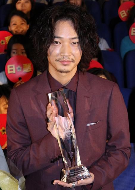 綾野剛、NYの映画祭で受賞し凱旋「エンタテインメントの底上げできたかな」