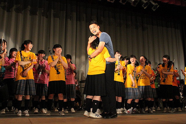 竹内涼真「青空エール」モデルの高校をサプライズ訪問 吹奏楽部員の女子生徒をハグ