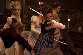 リリー・ジェームズが剣を手にゾンビと戦う!「高慢と偏見とゾンビ」