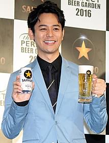幸せそうな笑みを浮かべる妻夫木聡