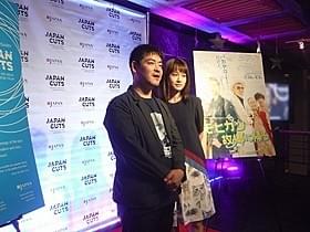 前田敦子(右)と沖田修一監督「モヒカン故郷に帰る」