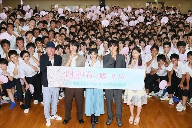 広瀬すず＆山崎賢人「四月は君の嘘」ロケ地・鎌倉高校にサプライズ凱旋！