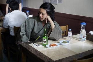 オダジョーが焼酎＆キムチ堪能 韓国ロケ「深夜食堂」新シリーズの場面写真公開