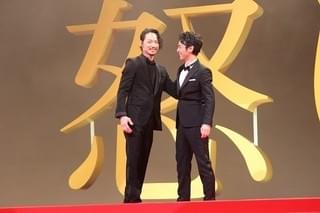 渡辺謙、李相日監督の手を取りガッツポーズ！ 綾野剛＆妻夫木聡の熱い抱擁も