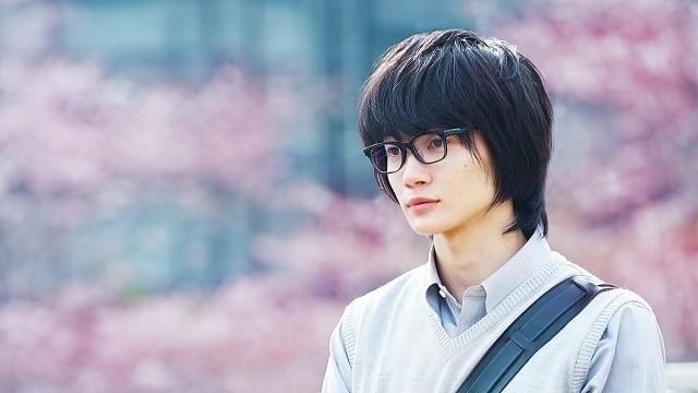 実写「3月のライオン」神木隆之介のビジュアル初披露！桜背景に憂いの表情