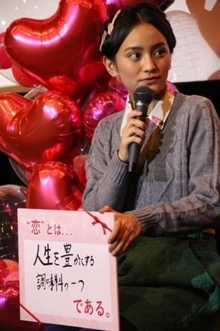 岡田結実、「世界一キライなあなたに」ファッションを披露！恋愛コラムニストの言葉にはあわや感涙