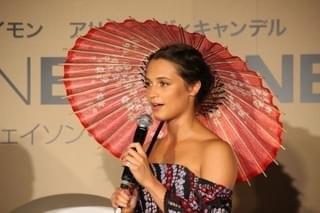 「ジェイソン・ボーン」アリシア・ビカンダー、日本庭園に感激！「人生で1番美しい記者会見」