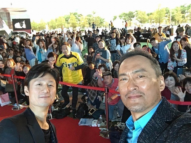 渡辺謙、釜山国際映画祭でも“自撮り”