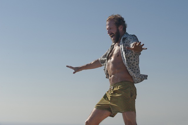 レイフ・ファインズ、ストーンズで踊り狂う！「胸騒ぎのシチリア」本編映像公開