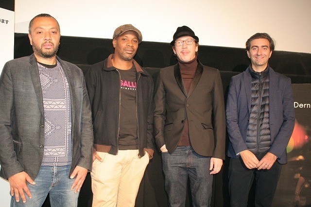 会見した（左から）モハメド・ブロクバ監督、 エクエ・ラビティ監督、レダ・カティブ、 ブノア・ドブー