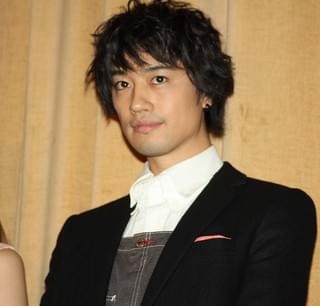 斎藤工、あかいわモモちゃんの“恥ずかしい部分”に興味津々「スカートをめくったところ…」