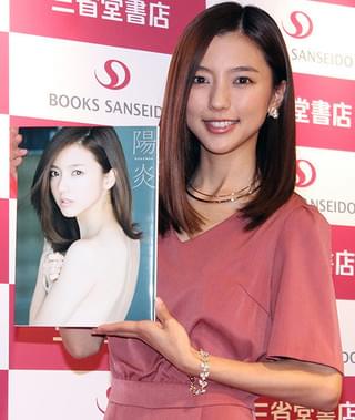 真野恵里菜、10周年記念写真集を機にさらなる飛躍期す「また新たなスタート」