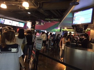 【世界の映画館めぐり】平日でも大行列！ 台湾最大級のシネコンで「君の名は。」を見る