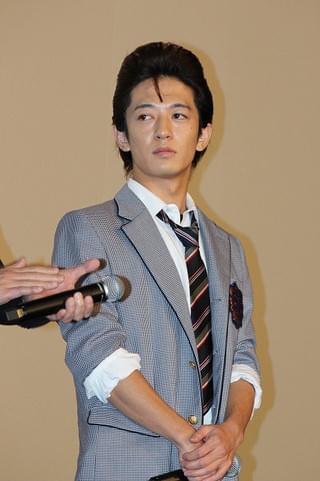 佐藤寛太＆美沙玲奈、陣内孝則の“脱臼”パントマイムに大爆笑！