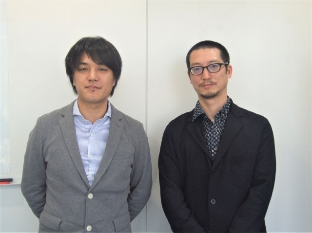 （左から）江崎慎平監督と岸本卓