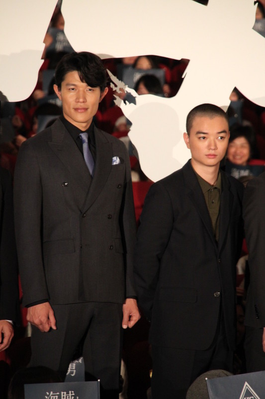 撮影中に岡田准一から隠し撮りされた 鈴木亮平（左）と染谷将太