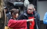 三池崇史監督と話し込む杉咲花