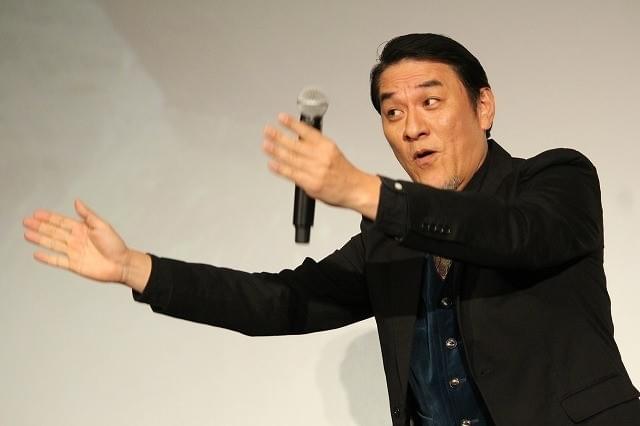 岡田准一、観客600人の社歌合唱に叱咤激励「腹から声出さんかい！」