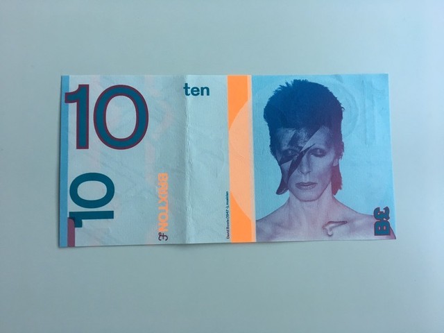 デビッド・ボウイの顔が印刷された紙幣