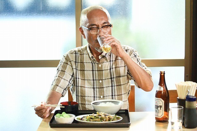 竹中直人が真昼からビールを堪能