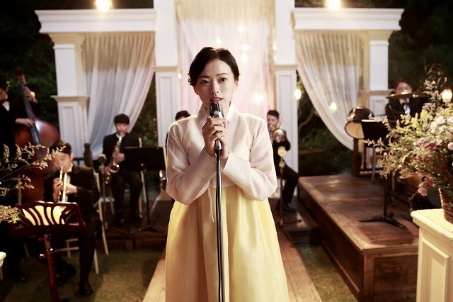 ハン・ヒョジュとチョン・ウヒが歌声披露「愛を歌う花」メイキング＆インタビュー映像公開