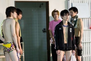 松田凌、濡れ髪＆水着姿を披露 「男水！」劇中カット一挙公開