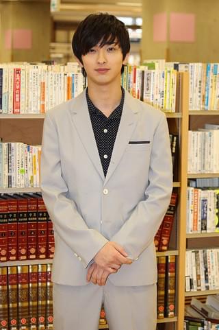 横浜流星、図書館の新人司書役・小芝風花を撮影中にストーキング!?