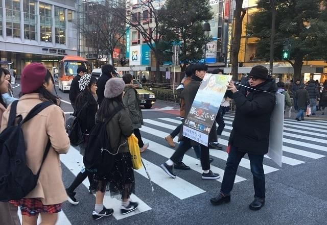 オスカーノミネートの伊監督が渋谷で体当たりのPR！ 美人タレントにもばったり遭遇