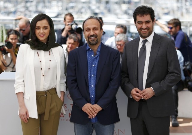 （左から）タラネ・アリシュスティ、 アスガー・ファルハディ監督、 シャハブ・ホセイニ