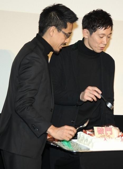 佐々木蔵之介、バースデーケーキのサプライズに感激！関ジャニ横山が「あ～ん」で祝福