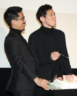 佐々木蔵之介、バースデーケーキのサプライズに感激！関ジャニ横山が「あ～ん」で祝福