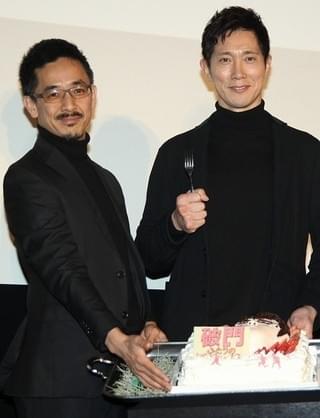 佐々木蔵之介、バースデーケーキのサプライズに感激！関ジャニ横山が「あ～ん」で祝福