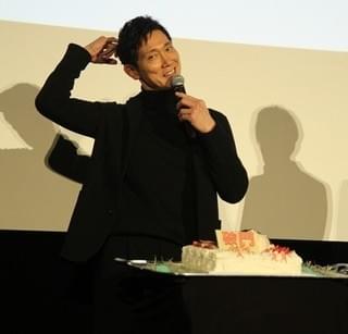 佐々木蔵之介、バースデーケーキのサプライズに感激！関ジャニ横山が「あ～ん」で祝福