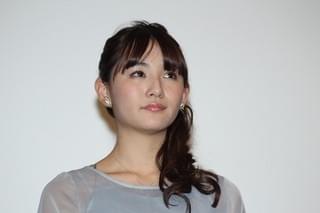 スパガ浅川梨奈、軽快セールストークで「咲」グッズを猛アピール 浜辺美波は爆笑